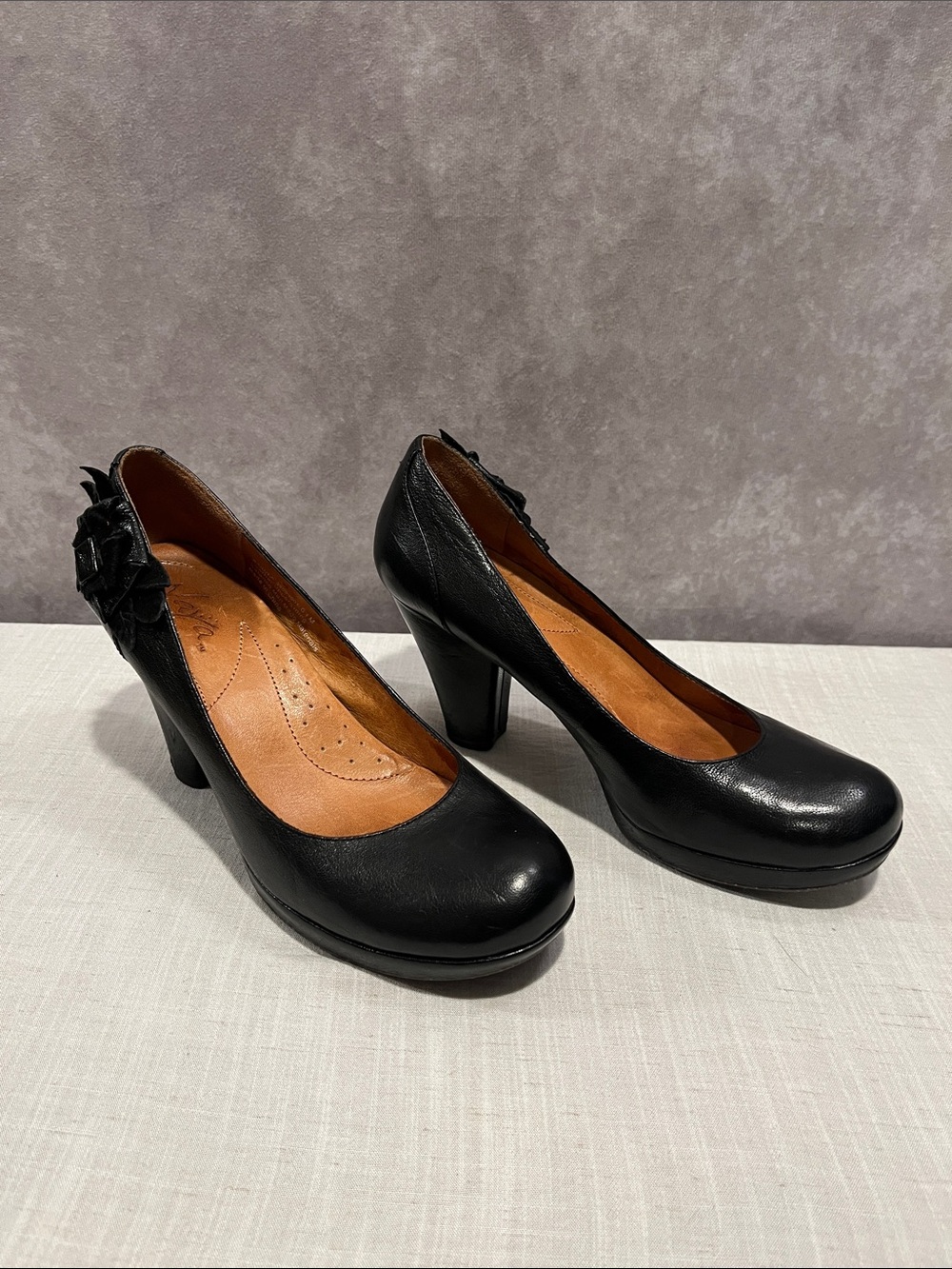 Naya Black Floral Accent Leather Pumps size 6.5